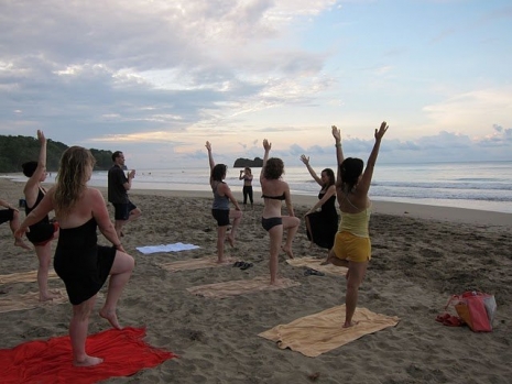 Beach Yoga (via <a href="http://www.brooklynbridgebootcamp.com/retreats">brooklynbridgebootcamp</a>)